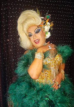 Show drag queen com plumas e brilho